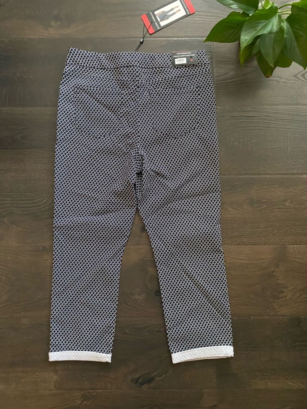 NWT Mario Serrani Women's
Roll Cuff Capri Navy Blue Sz M
